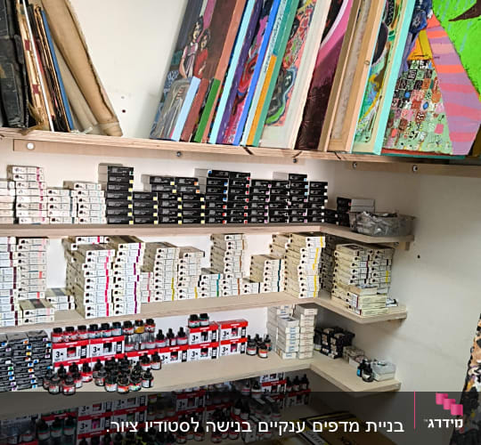 מדפי עץ מותאמים אישית לאחסון ציוד אמנות ותמונות בסטודיו